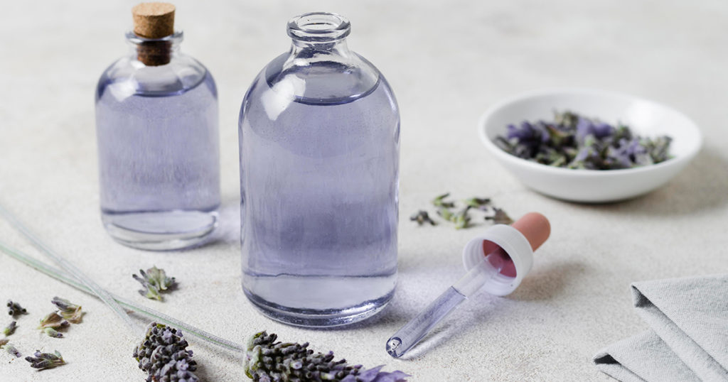 エッセンシャルオイルは、主に水蒸気蒸留という方法で抽出されます。