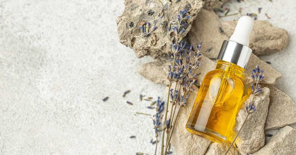 エッセンシャルオイルの効能は、生育地、栽培、植物原料の抽出によって決まります