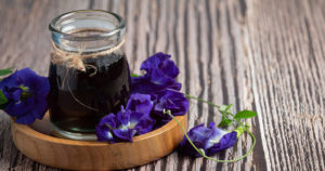 １００％天然素材だけで抽出したオイルのことを「精油(エッセンシャルオイル)」と呼びます。